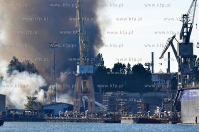 Pozar hali na terenie stoczni Marynarki Wojennej w...
