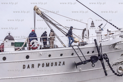 Dar Pomorza wypływa z nabrzeża nieopodal Skweru Kościuszki...