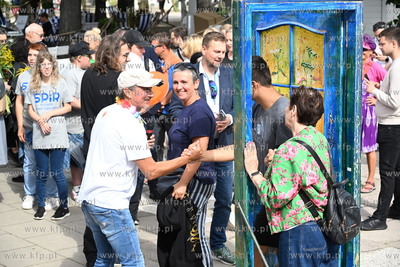 Symboliczne przejście przez Drzwi do Tolerancji. Marsz...