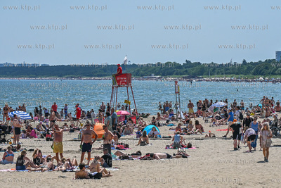 Sopot. Plaża. Upalny weekend spowodował liczne przybycie...