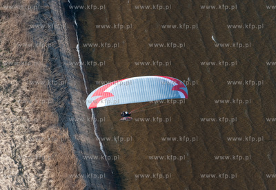 Paralotnia nad wodami Zatoki Puckiej. 13.04.2009 fot....