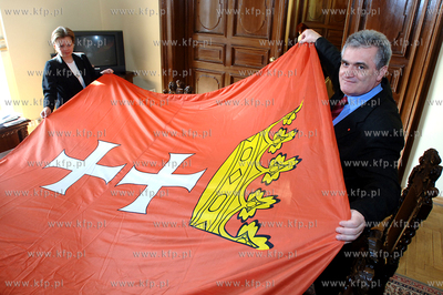 Przewodniczacy Rady Miasta Gdanska Bogdan Oleszek pokazuje...