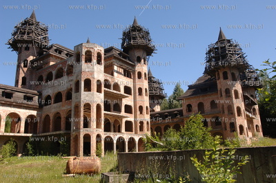 Zamek w Lapalicach, polozony jest miedzy Chmielnem...