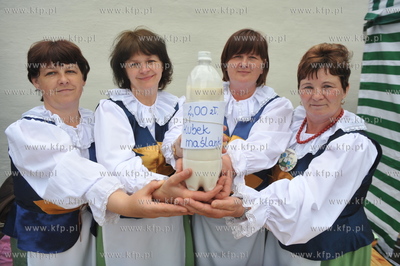 Pomorskie Swieto Produktu Tradycyjnego w Gdansku obok...