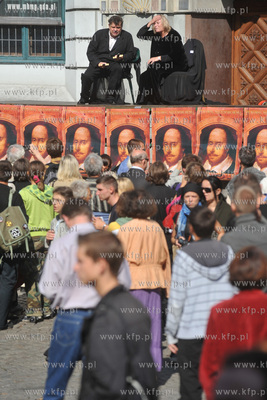 Gdansk. Dlugi Targ. Happening pt Aktorzy Przyjechali...