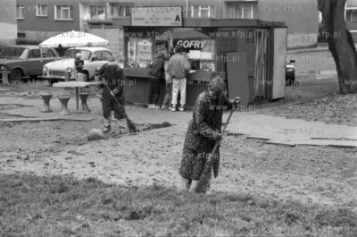 Sprzetanie na ulicach Leborka. 17.10.1991 3pazdziernik91_...