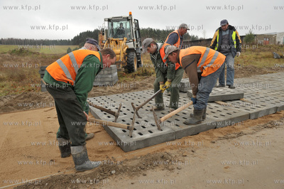 Prace przy remoncie i utwardzaniu kolejnego odcinka...