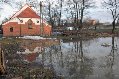 Wezbrane wody rzeki Radunia spowodowaly podtopienia...