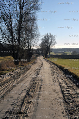 Sulmin wies na Kaszubach. Wiejska droga. 31.12.2011...