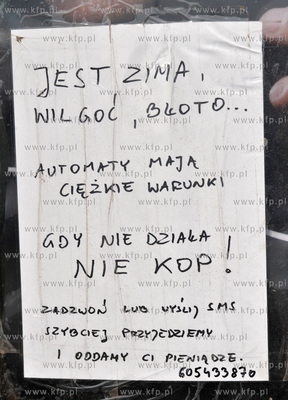 Automat do sprzedazy slodyczy na terenie budowy tunelu...