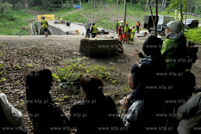 Wyburzanie Mostku Weisera Dawidka na gdanskiej Strzyzy....