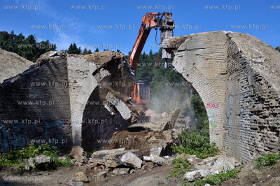 Wyburzanie ostatniego starego wiaduktu dawnej trasy...