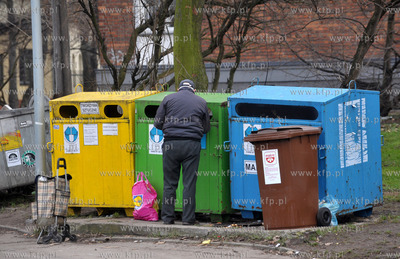 Gdansk. Smietniki do segregacji opsapdow na ul. Krosnej....