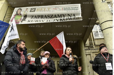 Pikieta opozycji przed biurami posłów PiS na Targu...