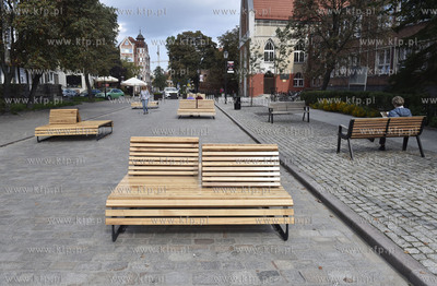 Nowe meble miejskie na ul. Grobla IV w Gdańsk koło...