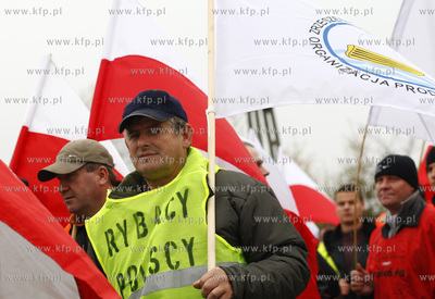 Keblowo. Rybacy blokuja droge krajowa nr 6. Jest to...