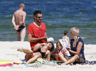 Polwysep helski. Marcin Prokop nad morzem z coreczka.
23.07.2008
fot....