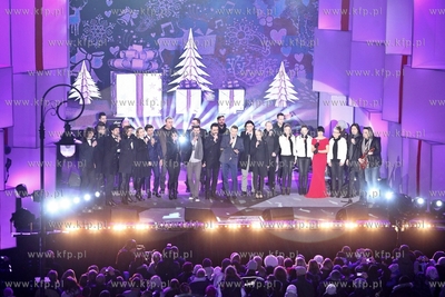 Cala Polska spiewa koledy, koncert na Dlugim Targu...