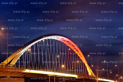 Podswietlony na bialo-czerwono wiadukt w Gdansku Letnicy.
30.04.2014
fot....