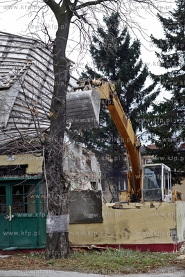 Wyburzanie domow przy ul.Uczniowskiej 23 i 27 w Gdansku...