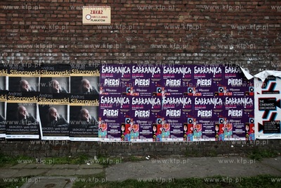 Plakaty na kamienicy przy ul. Jaśkowa Dolina w Gdańsku.
14.04.2015
fot....