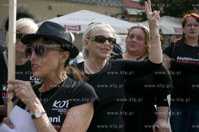 Gdańsk. Długi Targ. Milczący protest KOD-u przeciw...