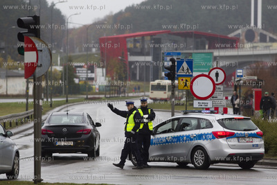 Dzień Wszystkich Świętych. Policja kieruje ruchem...