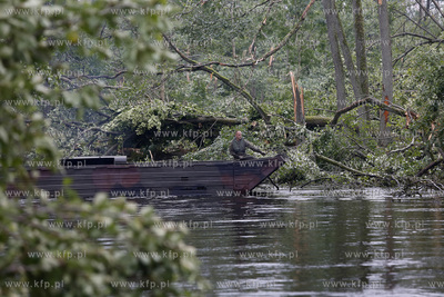Skutki nawałnicy, która z piątku na sobotę przeszła...