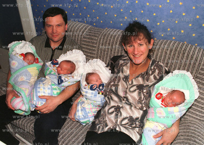 Rodzice Andrzej i Iwona Szarmach z gdanskimi czworaczkami...