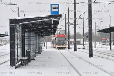 Zima w Gdańsku. Tramwaj Pesa Jazz Duo na Pętli Ujeścisko....