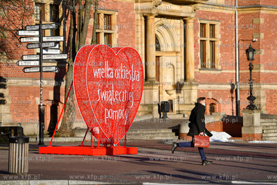 Serce WOŚP przed budynkiem Rady Miasta Gdańska na...