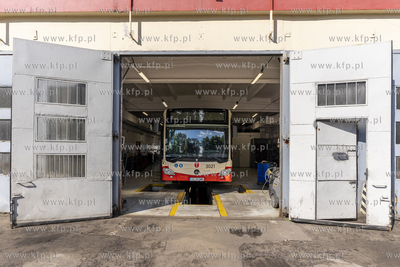 Zajezdnia autobusowa na ul. Hallera. Nz. Mercedes Citaro....