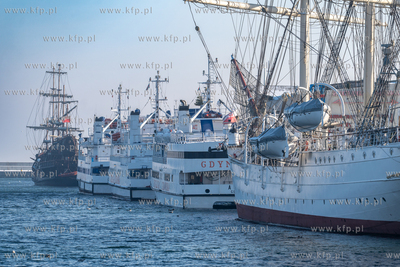 Zimowa Gdynia. Dar Pomorza, statki Białej Floty oraz...