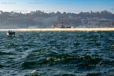 Zimowa Gdynia. Pomnik „Marzyciel”, zwany też „Dyrygentem...