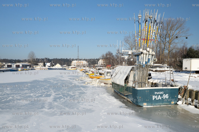 Zima na Mierzei Wiślanej. Zamarznięty port rybacki...