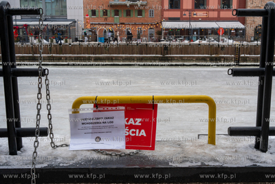 Skuta lodem Motława w Gdańsku. Informacje o zakazie...