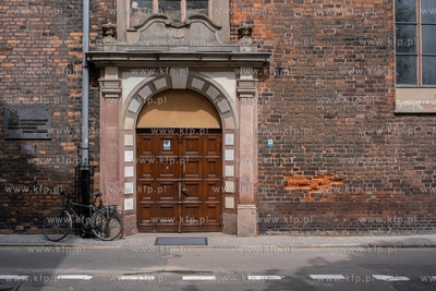 Gdańsk, Bazylika św. Mikołaja w Gdańsku. Nz. Rowerem...