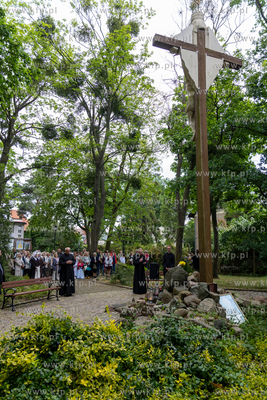 Sopot. Złożenie kwiatów pod krzyżem papieskim w...