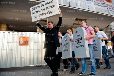 Gdansk. Wejscie do budynku Szpitala MSWiA. Manifestacja...
