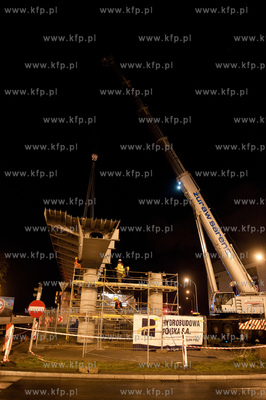 Gdansk - Wrzeszcz. Montaz kolejnych elementow estakady...