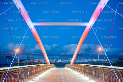 Gdansk. Nowo powstala, efektownie oswietlona kladka...