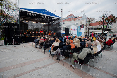Plac Przyjaciol Sopotu. Sopot Ulica Artystow. Koncert...