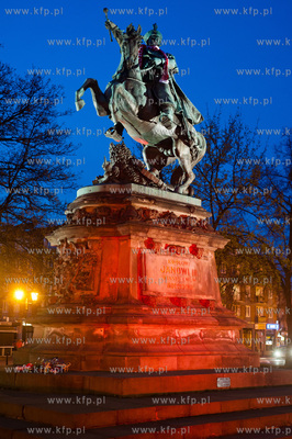 Gdansk. Bialo-czerwona iluminacja Pomnika Jana III...