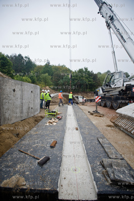 Gdansk. Ul. Ogrodowa. Montaz pierwszych elemntow wiaduktu...