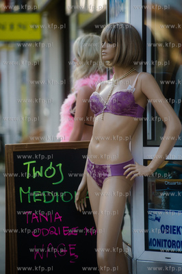 Gdansk. Ul. Panska. Szyldy i reklamy znadujacych sie...