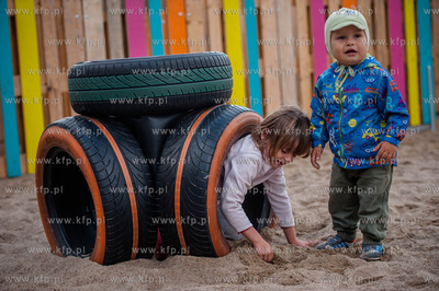 Gdansk. Ujescisko. Nowo powstaly Ekologiczny plac zabaw...