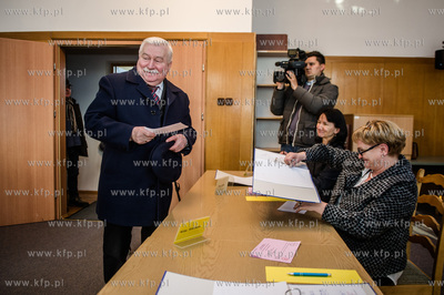 Gdansk. Oliwa. Druga tura wyborow samorzadowych. Glosuje...