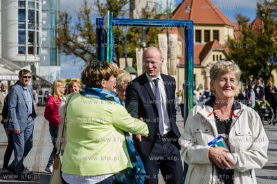 Plac Przyjaciół Sopotu. Przejście przez symboliczne...