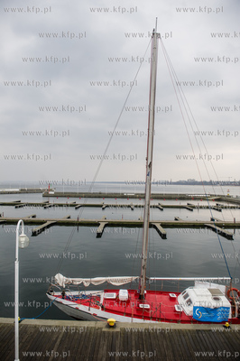 Sopot. Molo. Niedzielni spacerowicze, ktorych nie odstrasza...