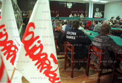 Wiec w Stoczni Gdanskiej sala BHP, po deczyzji sadu...